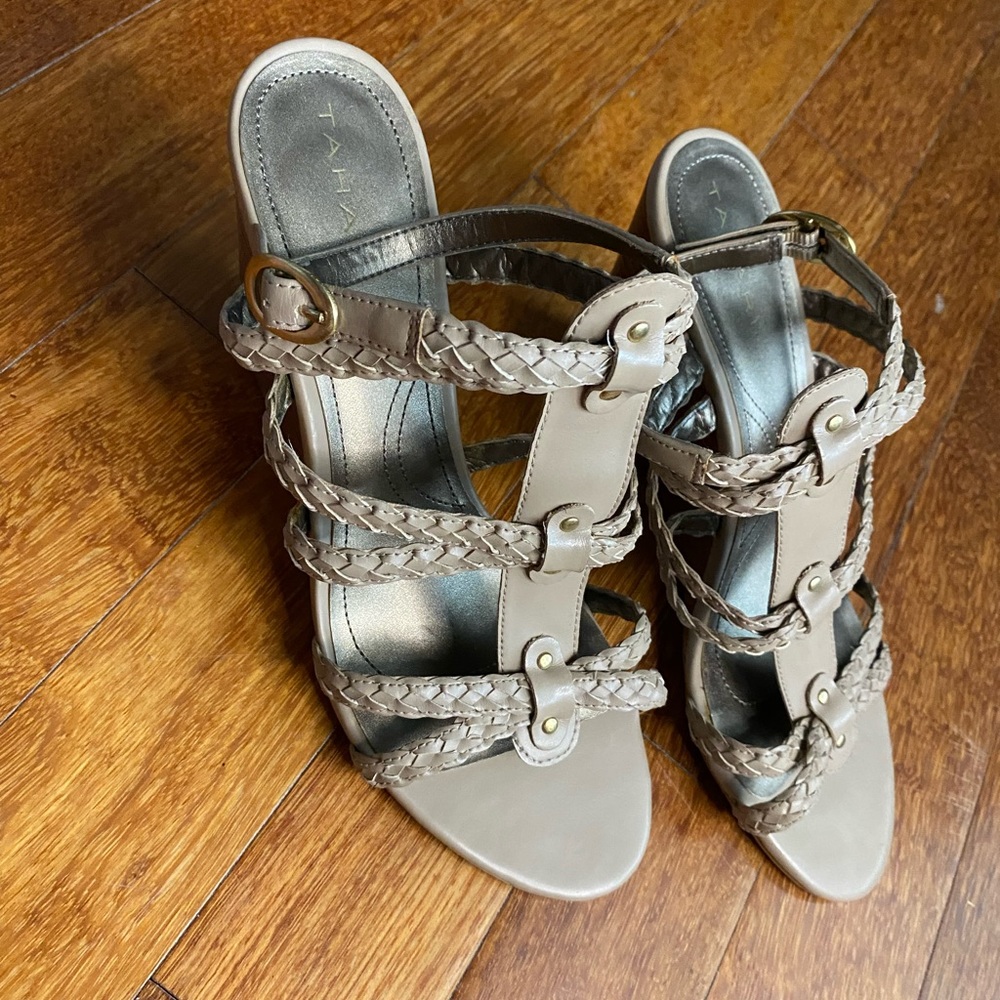 Tahari Strappy Wedge Sandal Beige size 9